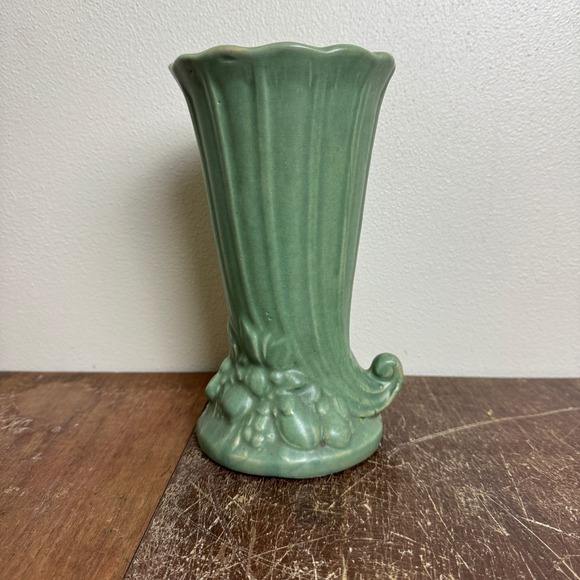 Vintage Green Vase Fluted Fan Floral Base Accent Decor Home Display - Picture 1 of 8